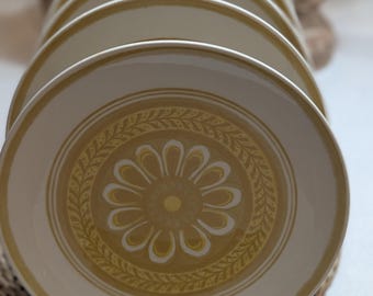 Platos de loza Royal China Cavalier con el diseño Casablanca, que presentan un estampado floral amarillo similar a una margarita. Los platos están fabricados en EE. UU.