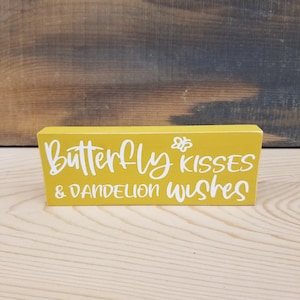 besos de mariposa y deseos de diente de león signo de madera signo amarillo bandeja de nivel estantería niñera signo de madera primitivo