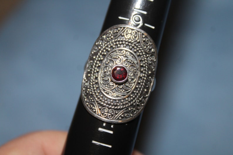 Vintage Pretty Sterling Silver 925 Ring Ornate Silver Scroll Work Setting /& Faceted Garnet