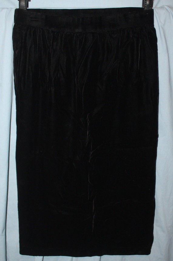 John s Girl Collectables 31 Long Lined Black Velvet Skirt Size 14