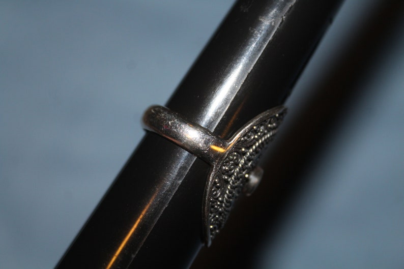 Vintage Pretty Sterling Silver 925 Ring Ornate Silver Scroll Work Setting /& Faceted Garnet