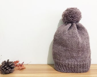 Gorro de lana pura tejido a mano con pompón, listo para enviar, gorro de invierno para mujer, gorro de punto liso, color topo, gorro holgado.