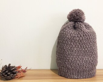 Gorro de lana pura tejido a mano con pompón, listo para enviar, gorro de invierno para mujer, gorro de punto con volantes, color topo, gorro holgado.