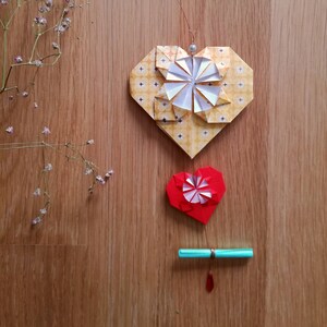 Carte-suspension Coeur Origami jaune et rouge