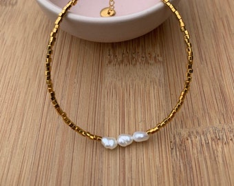 Gold adjustable bracelet and mother-of-pearl beads