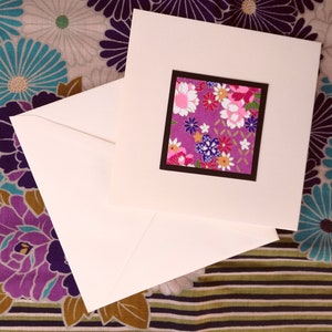 Carte papier japonais Chyogami - motif floral mauve et rose