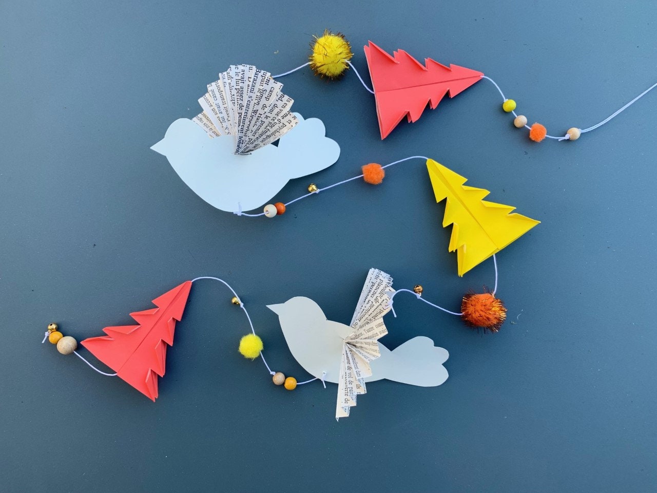 Guirlande Oiseaux, Sapins, Pompons et Petits Grelots, Teintes Corail Jaune