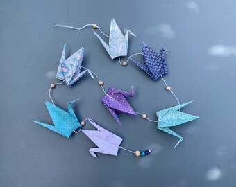 Guirnalda de grullas de origami en tonos morados y turquesas