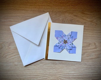 Doppelte Origami-Karte mit pastellblauen und lila Sternen