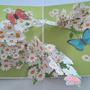 Carte pop-up 3D marguerites  papillons 20 x 15 cm