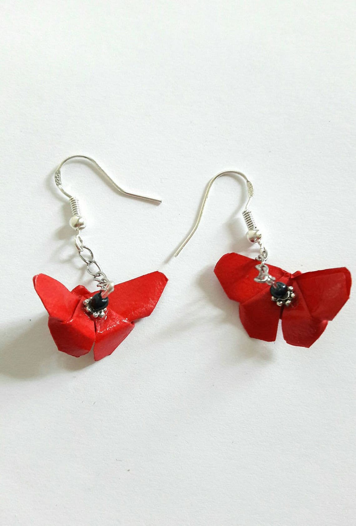 Jolies boucles d'oreilles pendantes longues en argent tibétain et jade rouge