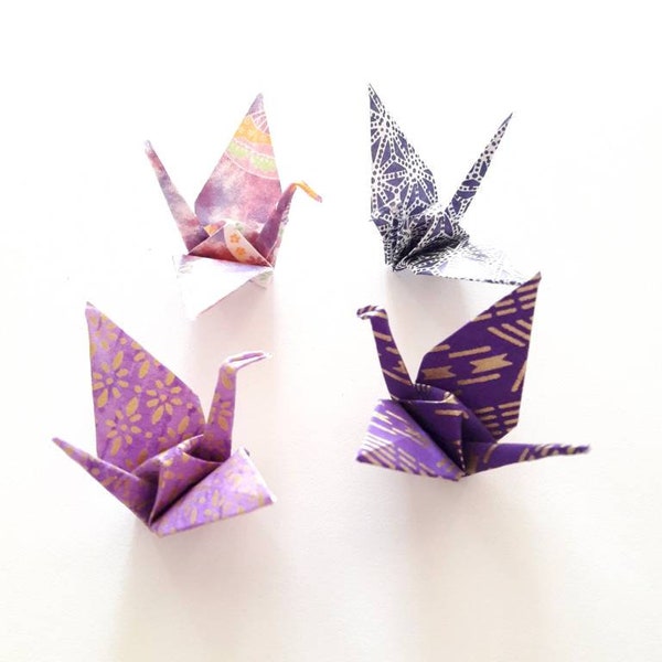 4 oiseaux grues en origami papier japonais, tons parme, violet et or