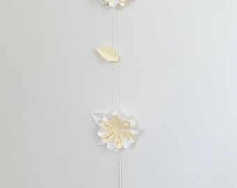 Guirlande de fleurs en papier jaune clair et blanc