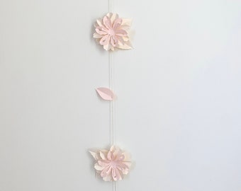 Guirlande de fleurs en papier rose et blanc