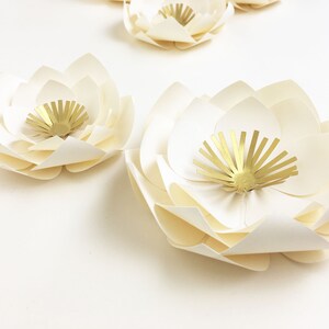 Fleurs en papier, décoration de table image 2