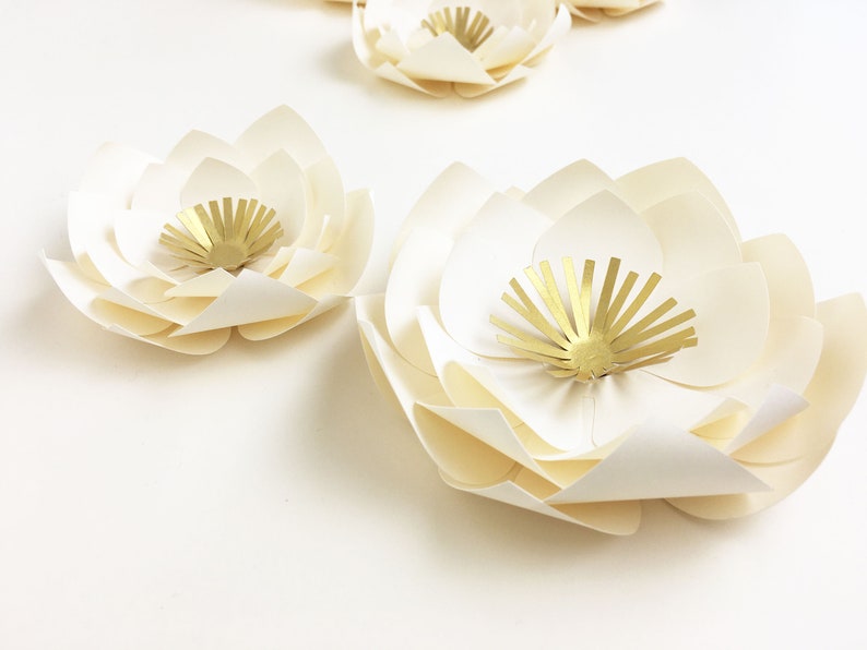 Paper flowers, table decoration image 2