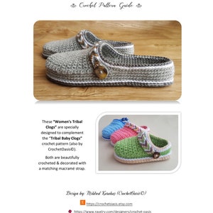 Peut inclure: Guide de crochet pour des sabots tribaux pour femmes. Le mod&egrave;le comprend des instructions pour crocheter les sabots et une sangle en macram&eacute; assortie. L'image montre une paire de sabots gris avec une bordure blanche et marron, et un d&eacute;tail bouton.