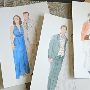 Peut inclure: Portraits à l'aquarelle de couples en tenues variées. Les illustrations présentent des personnages en tenues formelles et décontractées, dont une robe bleue, un costume vert et une robe blanche. L'œuvre est sur papier blanc.
