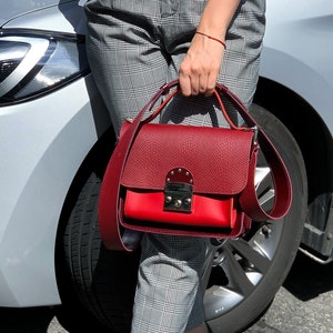 Rote Crossbody-Tasche, rote bordeauxfarbene Tasche, mittelgroße Tasche mit breitem Schulterriemen, Leder Crossbody nach Maß, Geschenk für Sie