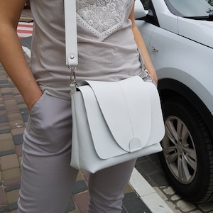 Disponible en 25 couleurs ! Sac à bandoulière blanc à rabat, sac à large bandoulière, sac à main blanc à bandoulière