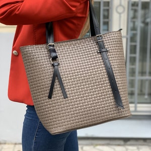Beige tote bag, office bag, woven leather bag 画像 1