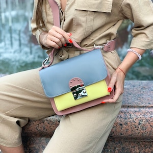 Mehrfarbige Crossbody, blau rosa gelbe Tasche, Mittelgroße Tasche mit breitem Schulterriemen, Leder Damentasche, elegante Tasche