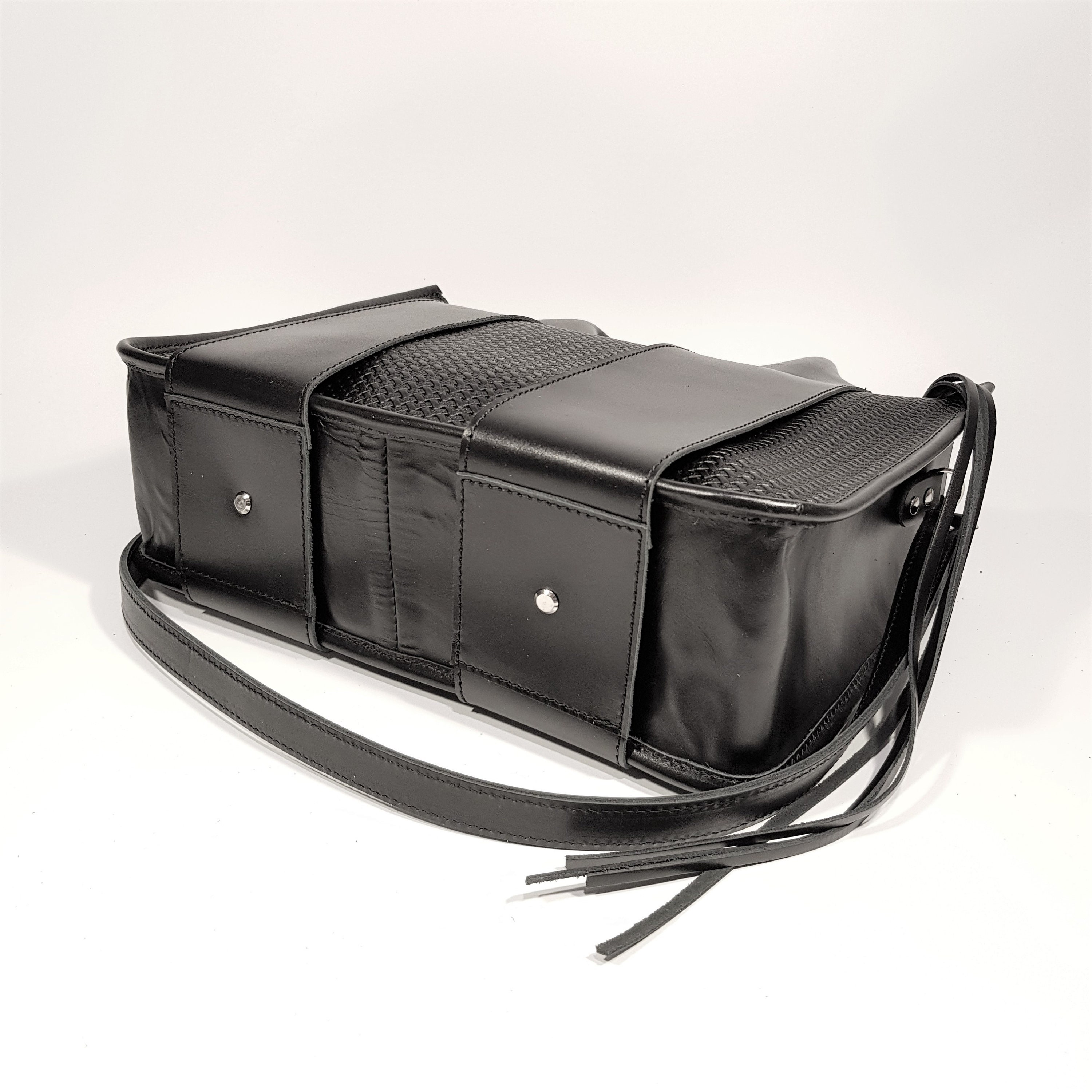 ハンドバッグ   Woman Handbag Black LV04K3124G UB1 Ultra-Luxe Cowhide Ladies Bag - Step Fearlessly Into Luxury