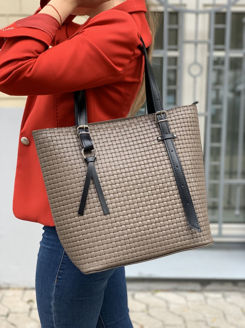 Beige tote bag, office bag, woven leather bag 画像 1