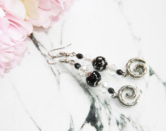 Pendientes colgantes, perla de cristal negro plateado, cristal swarovski y encanto de metal pendiente
