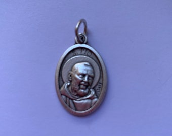 Medalla Padre Pío de metal plateado 22 mm