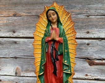 Estátua da Virgem de Guadalupe, 30 cm de altura, em resina. Retoques de pintura feitos por mim. Decoração do altar.