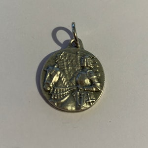 Sainte Jeanne d'Arc médaille métal couleur argenté  18 mm