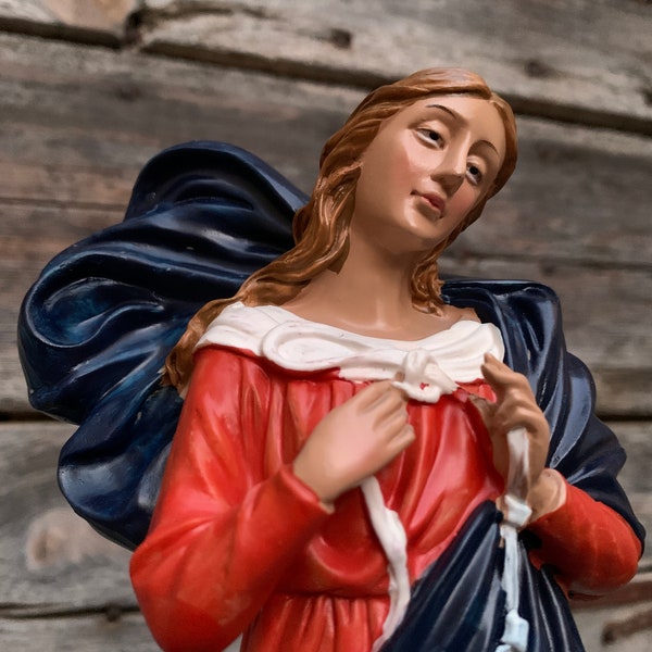 Estatua María que desata los nudos de 30 cm de altura en resina. Retoques y acabados de pintura realizados por mí mismo.