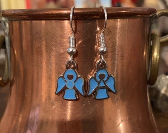 Boucles d'oreilles Ange émaillé bleu en métal couleur argenté