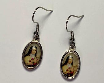 Brincos Santa Teresa em metal prateado e resina, 3 cm de comprimento