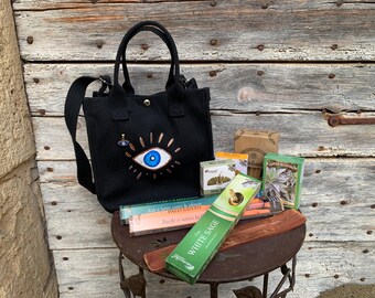 Bolsa - Caixa esotérica tema Evil Eye: incenso, porta incenso, sabonete, palo santo e bolsa de tecido preto