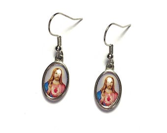 Brincos Sagrado Coração, metal prateado e proteção em resina