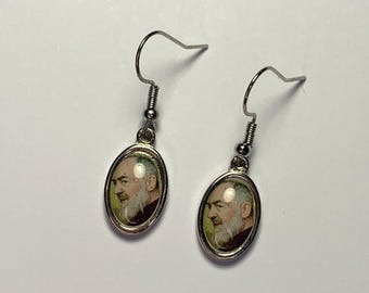 Padre Pio earrings in silver metal and resin, 3 cm long