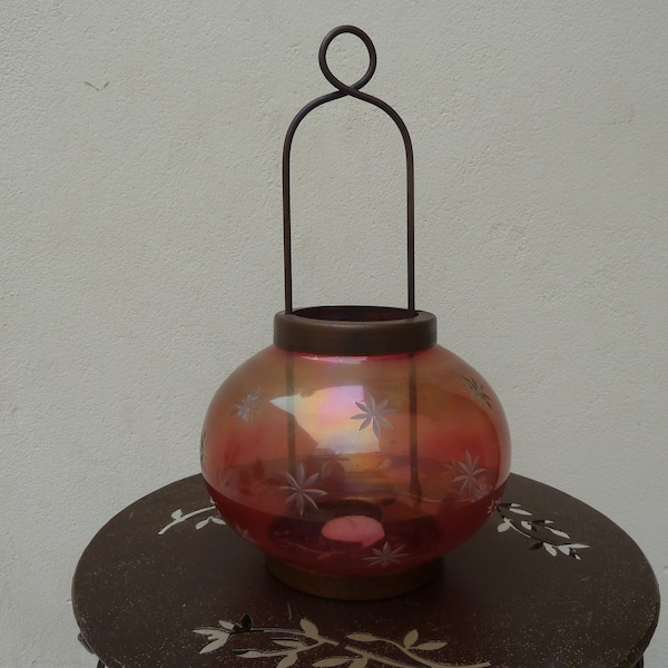 Photophore à suspendre ou lanterne en verre et métal  vintage. Hauteur 29 cm, verre ton rose foncé, porte bougie extérieur