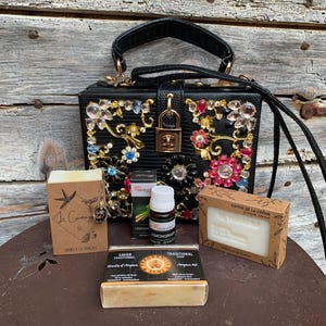 cartera dorada con jabones y pendientes