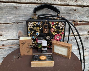 Caixa de Presente: Sabonetes artesanais e brincos de vidro em bolsa rígida
