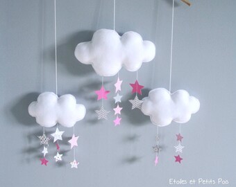 Mobile bébé nuages et pluie d'étoiles tons de rose et gris couleurs personnalisables