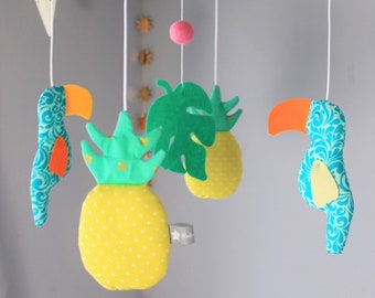 Mobile bébé "Jungle exotique" avec 2 Toucan, 2 ananas et une feuille tropicale en feutrine. (vendu AVEC ou SANS potence)