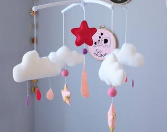 Mobile bébé nuage et gouttes de pluie, étoiles et plume tons de rose et violet (vendu AVEC ou SANS potence musicale)