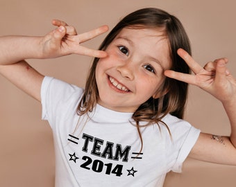 Customizable children's T-shirt. Year of birth / Team + year of birth . Tshirt announces. 100% cotton. White Tshirt