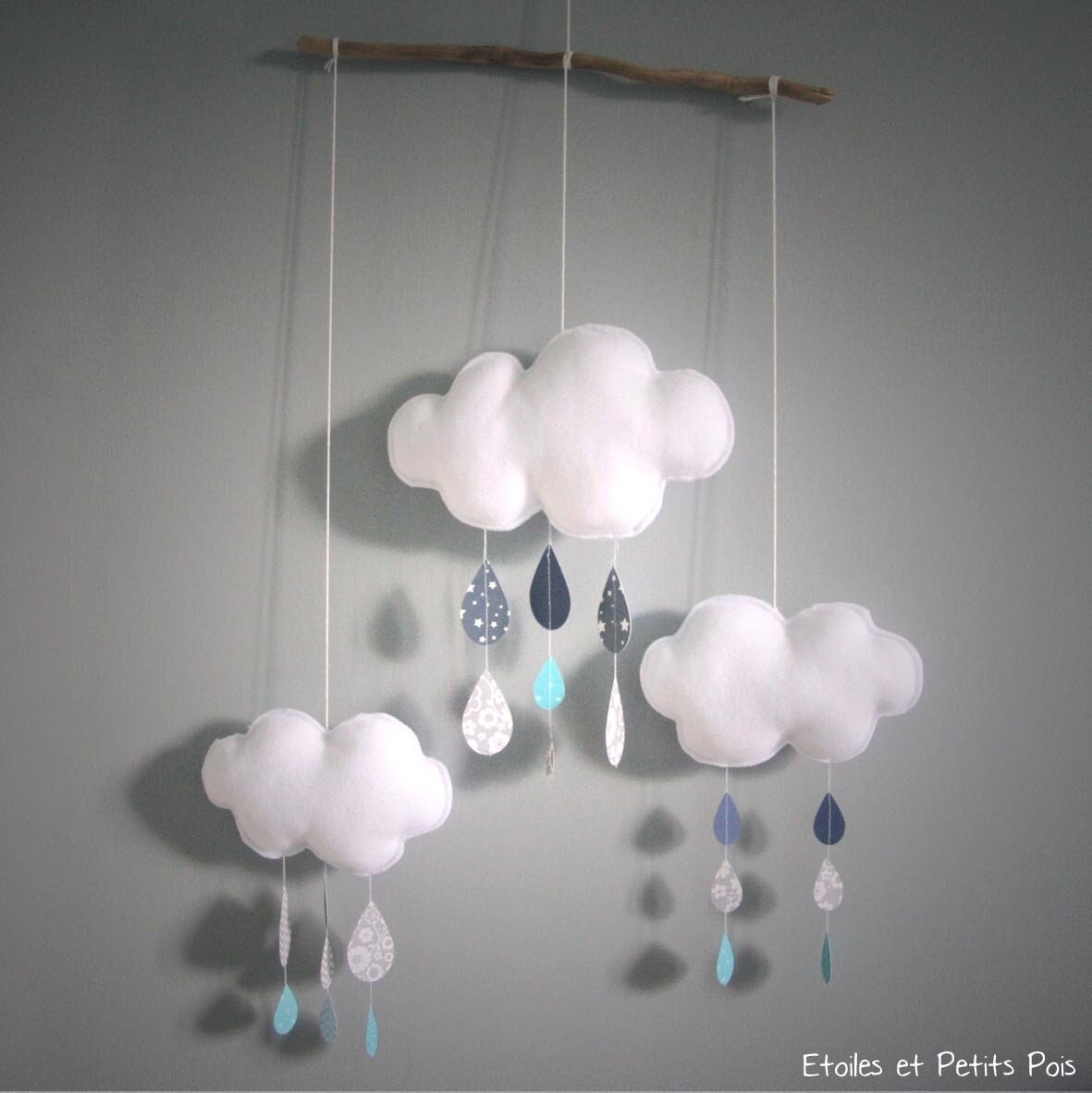 Mobile Bébé Nuages et Gouttes de Pluie Personnalisable. Mobile Décoratif Branche Bois Flotté. Choisi