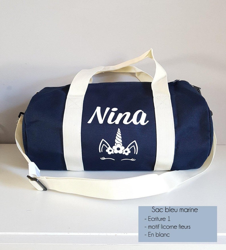 Sac de sport prénom personnalisé, sac de voyage, ou à langer. Plusieurs coloris rose, bleu, rouge, noir Anses, bandoulière et poche zippée Bleu