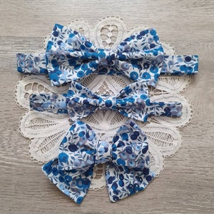 Noeuds papillon en Liberty et accessoires pour toute la famille. Taille adulte et taille enfant. Plusieurs coloris au choix. Bleu foncé et gris