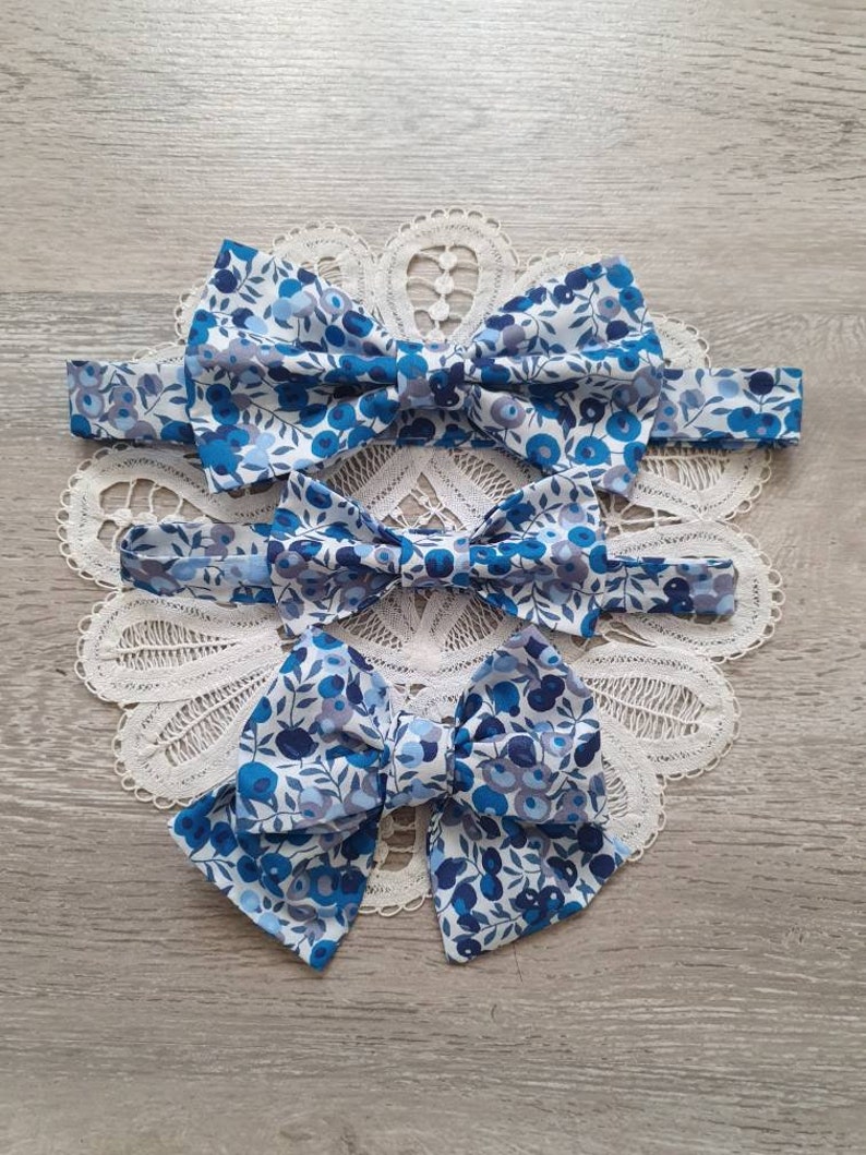 Noeuds papillon en Liberty et accessoires pour toute la famille. Taille adulte et taille enfant. Plusieurs coloris au choix. Bleu foncé et gris