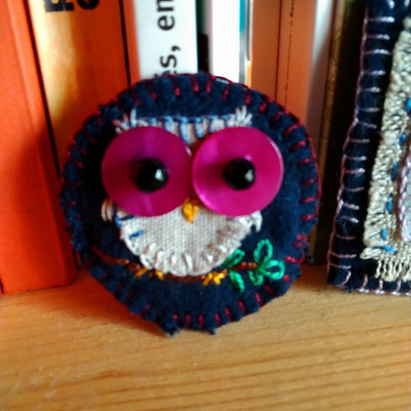 Broche ronde en tissu brodé hibou